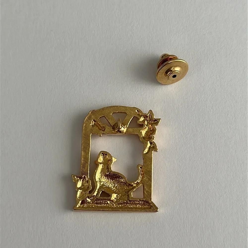 Vintage Cat Window Sill Mouse Flower Lapel Gold Toned Pin Brooch